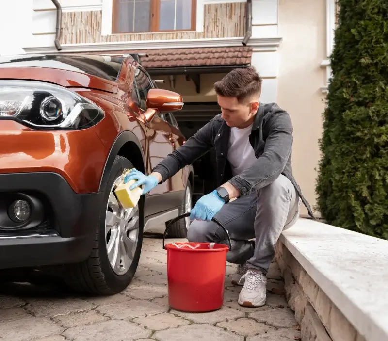 Lavage auto à domicile Saint-Sébastien-sur-Loire : professionnel intervenant sur un véhicule